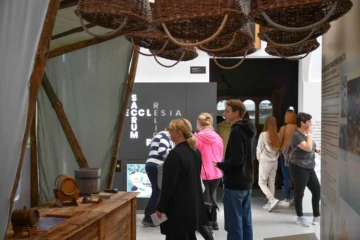 Ludzie zwiedzają nowoczesne muzeum interaktywne Wahadło Czasu w Brześciu Kujawskim
